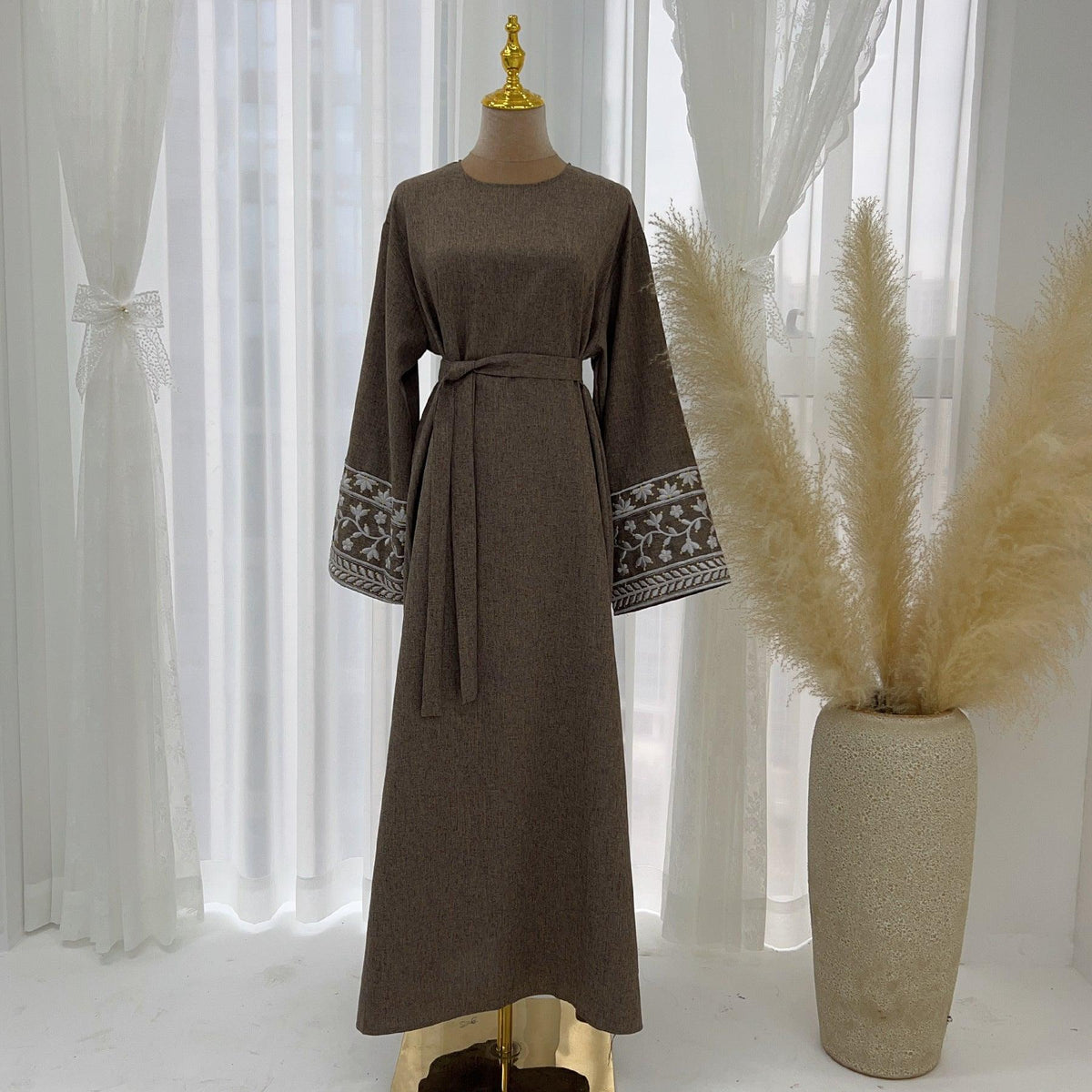 Robe longue brodée manches larges — Zahia