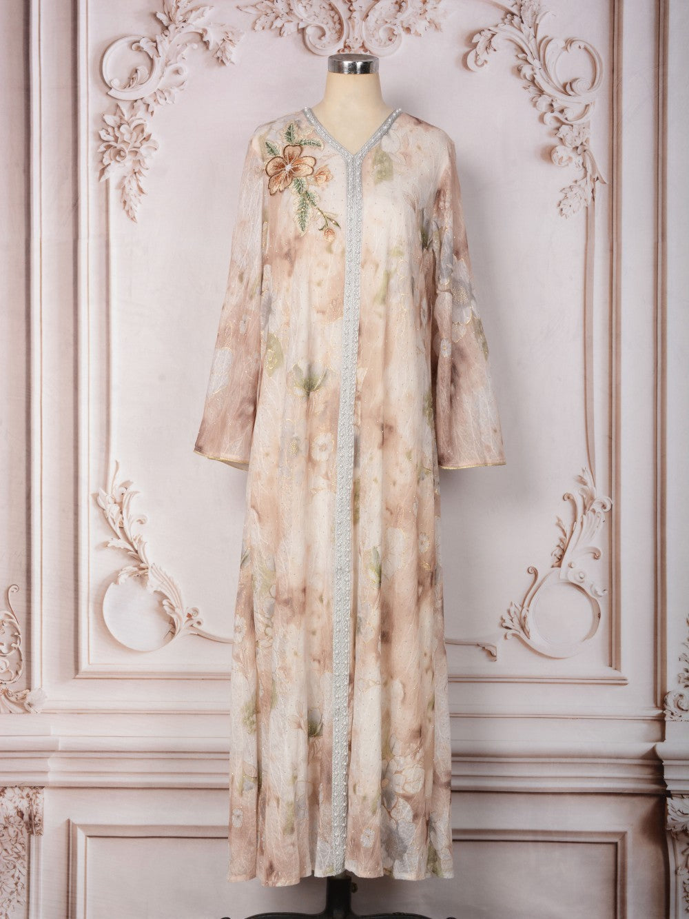 Kaftan fleuri brodé & perlé, coupe fluide — Juliette