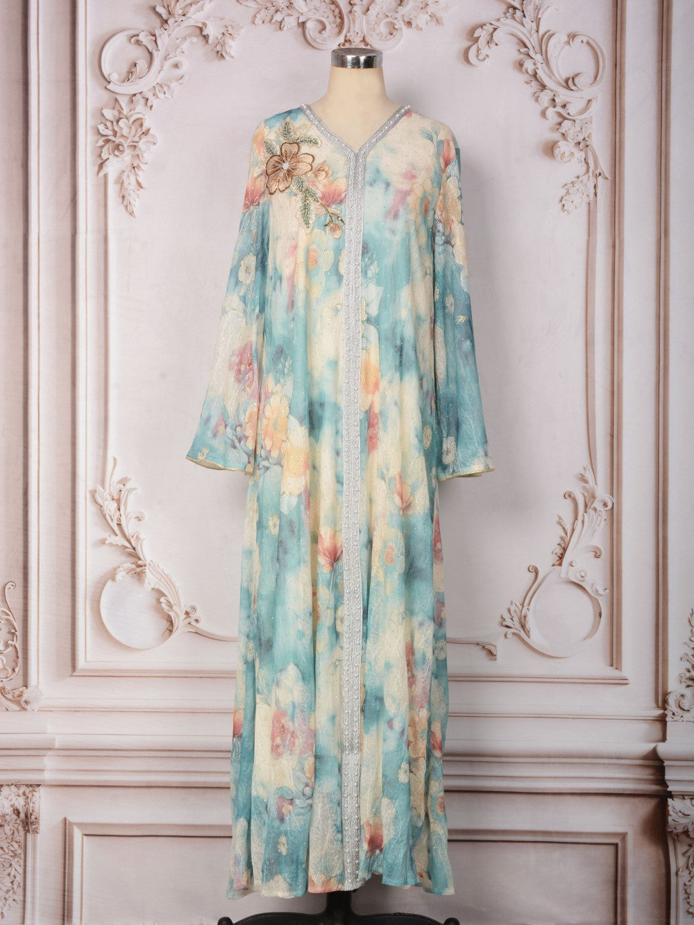 Kaftan fleuri brodé & perlé, coupe fluide — Juliette