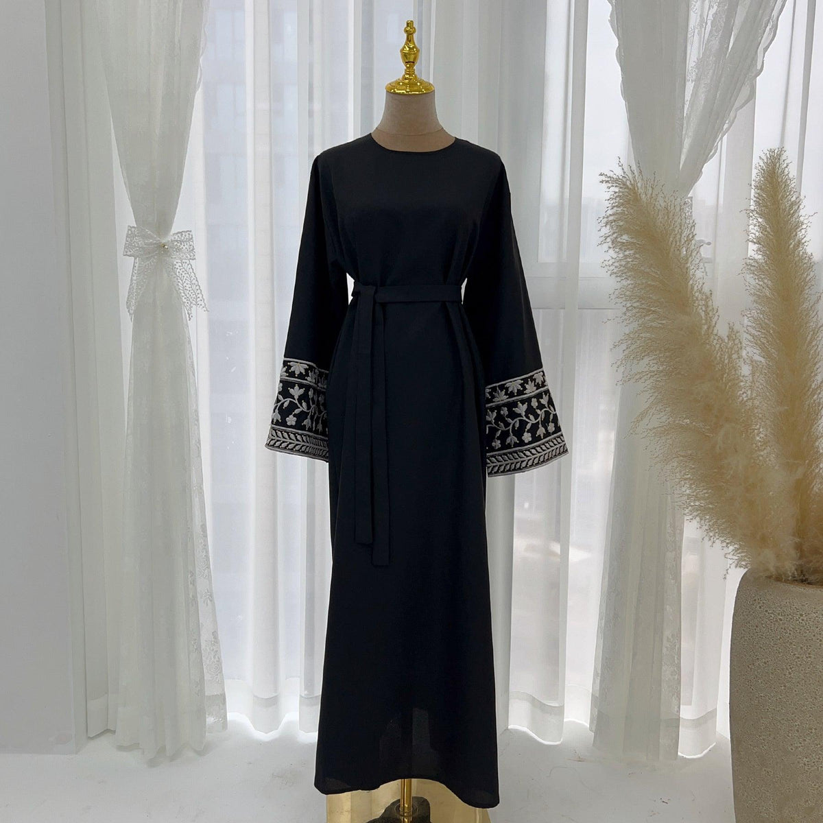 Robe longue brodée manches larges — Zahia