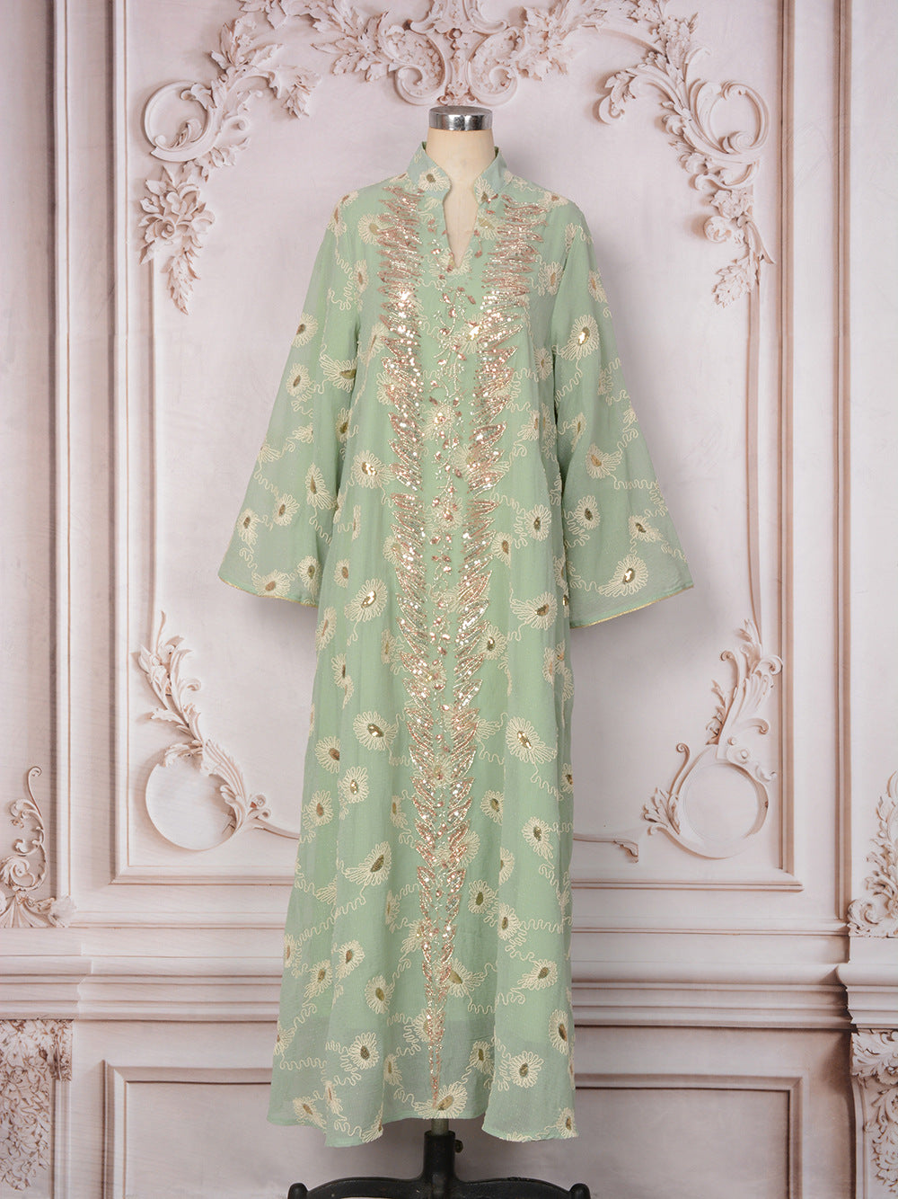 Kaftan brodé à sequins rose poudré — Chahinez