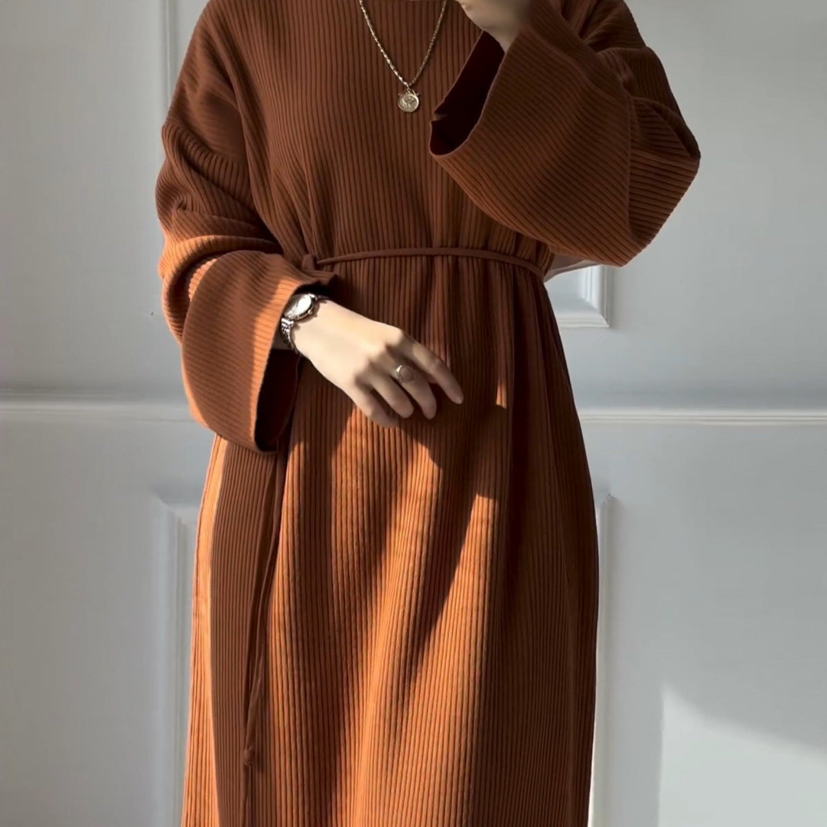 Robe longue côtelée ceinturée manches amples — Safia
