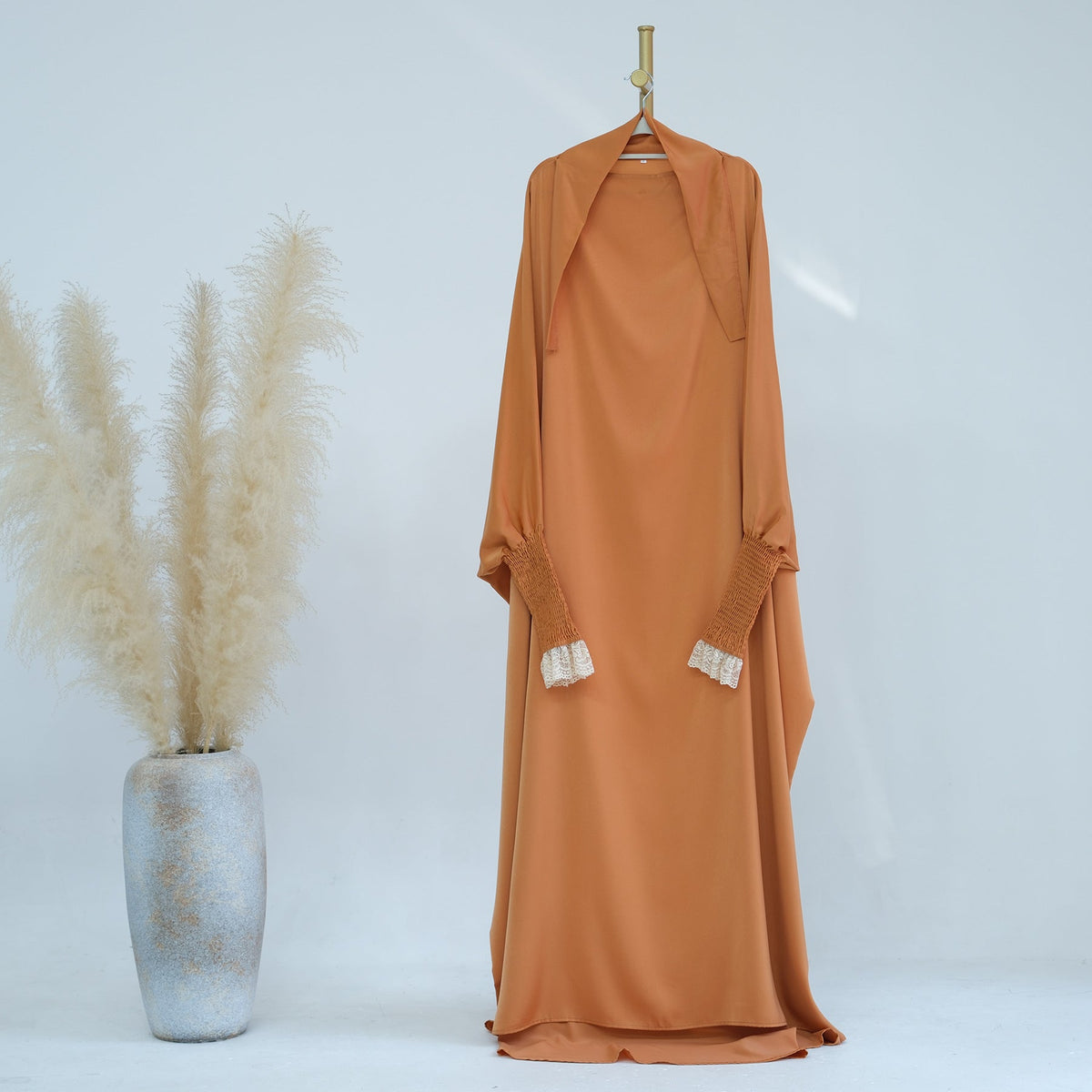 Robe longue fluide à poignets en dentelle — Louise