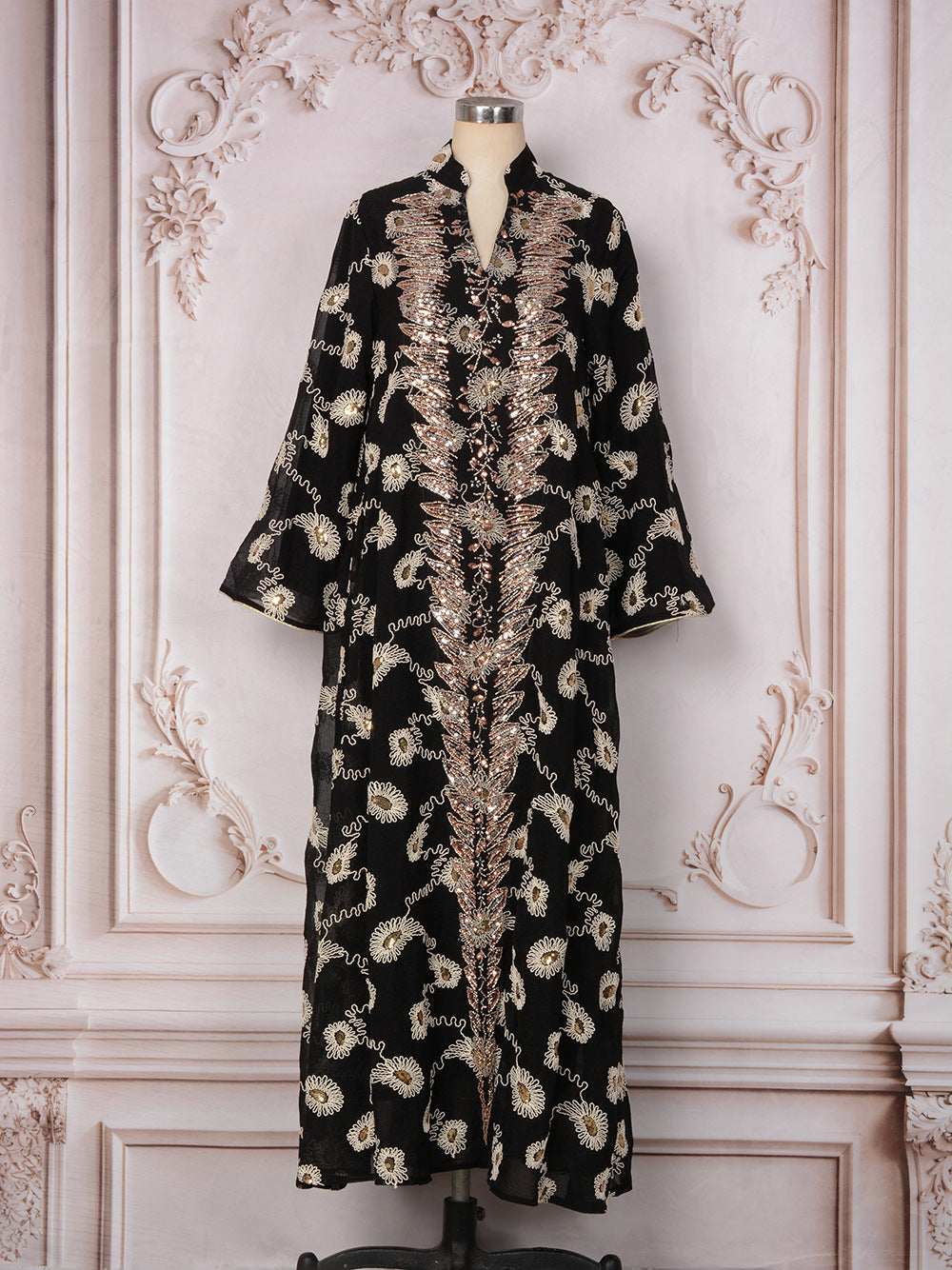 Kaftan brodé à sequins rose poudré — Chahinez