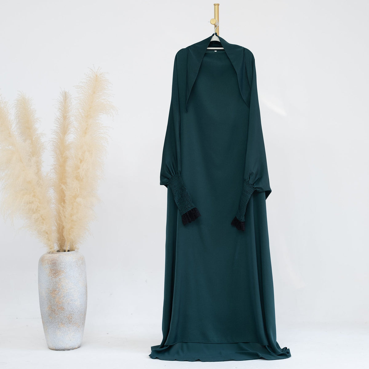 Robe longue fluide à poignets en dentelle — Louise
