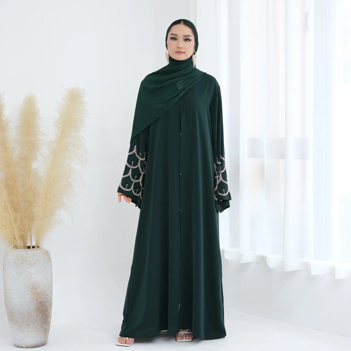 Kaftan Amira vert — détail de la matière fluide et texture douce