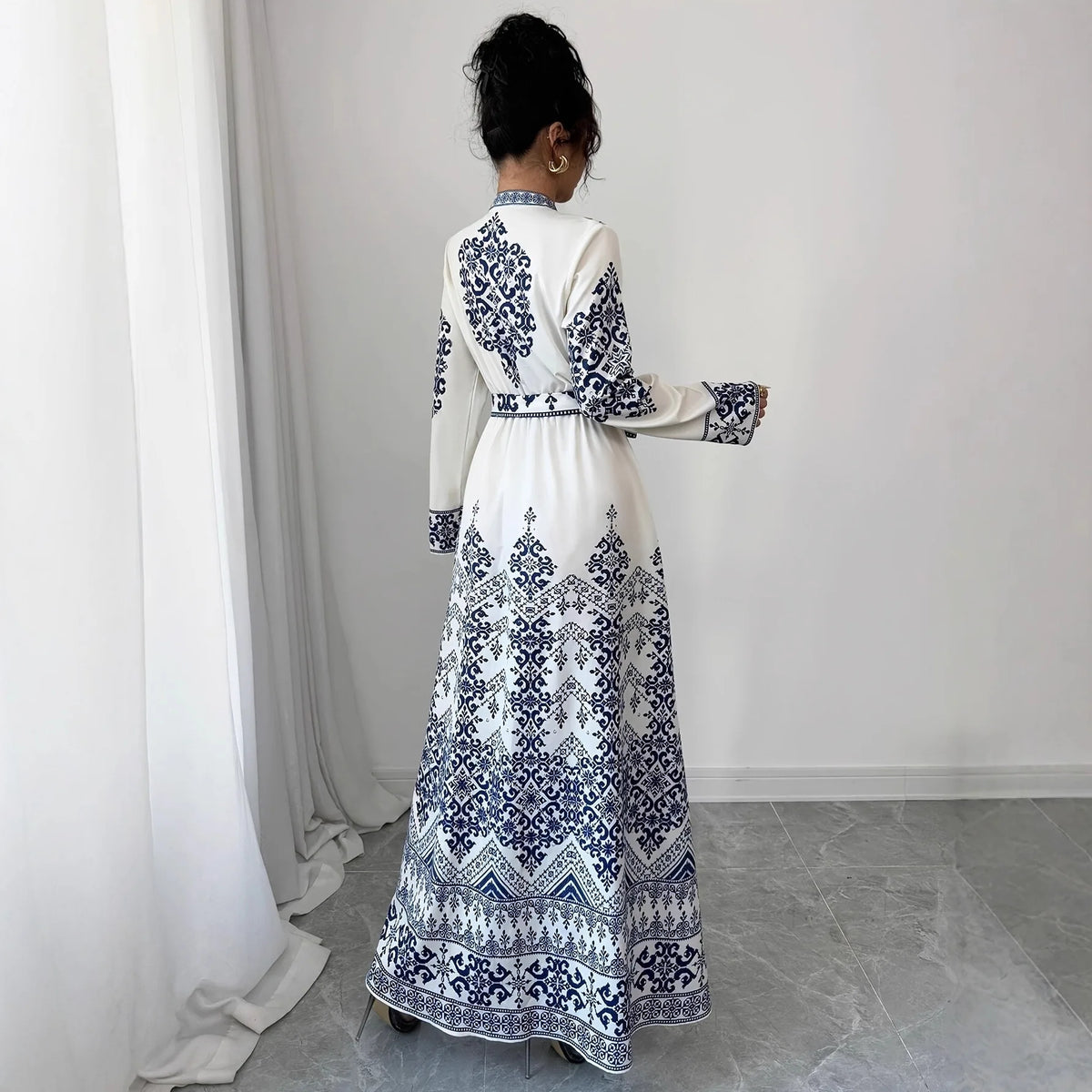 Kaftan Douaa — vue de profil, silhouette enveloppante et élégante