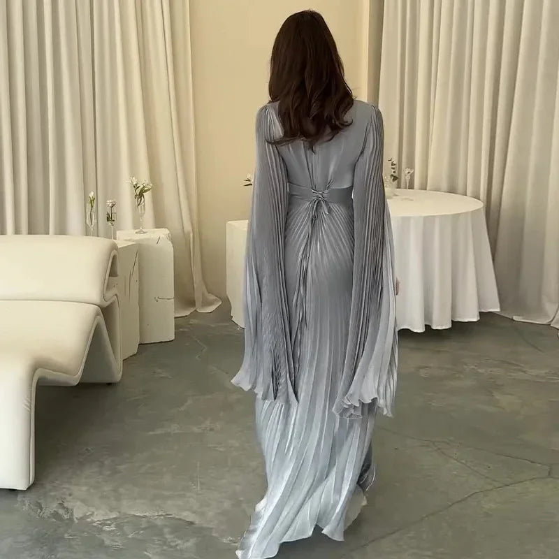 Robe Zahra bleu poudré — vue latérale, tombé élégant plissé