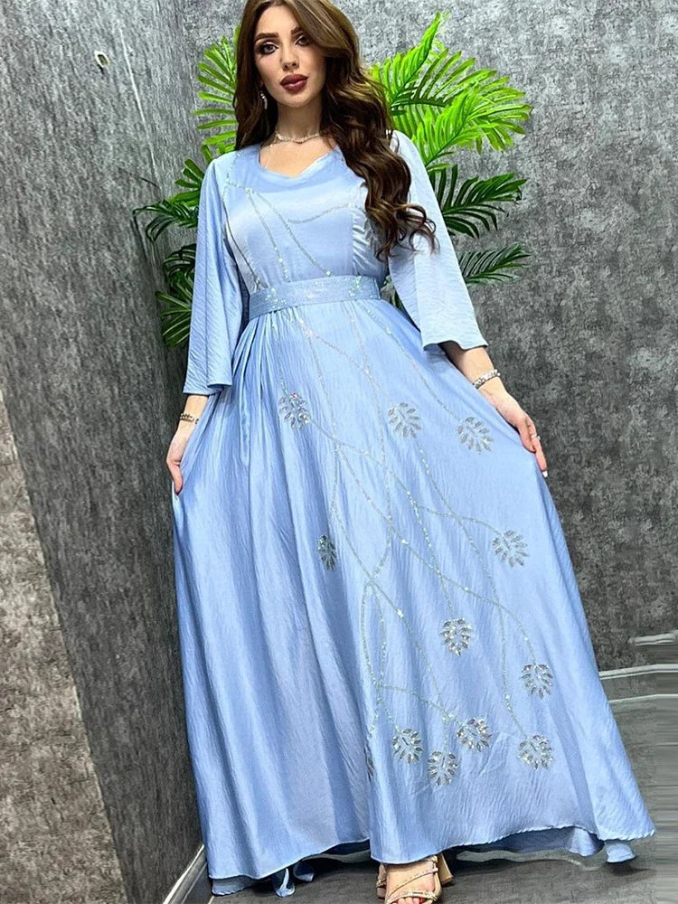 Kaftan Hayat — vue latérale, manches longues amples et tombé fluide maxi