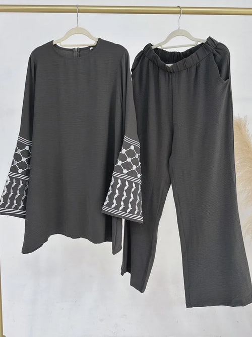 Ensemble Warda brodé — vue de face, haut et pantalon ample coordonnés
