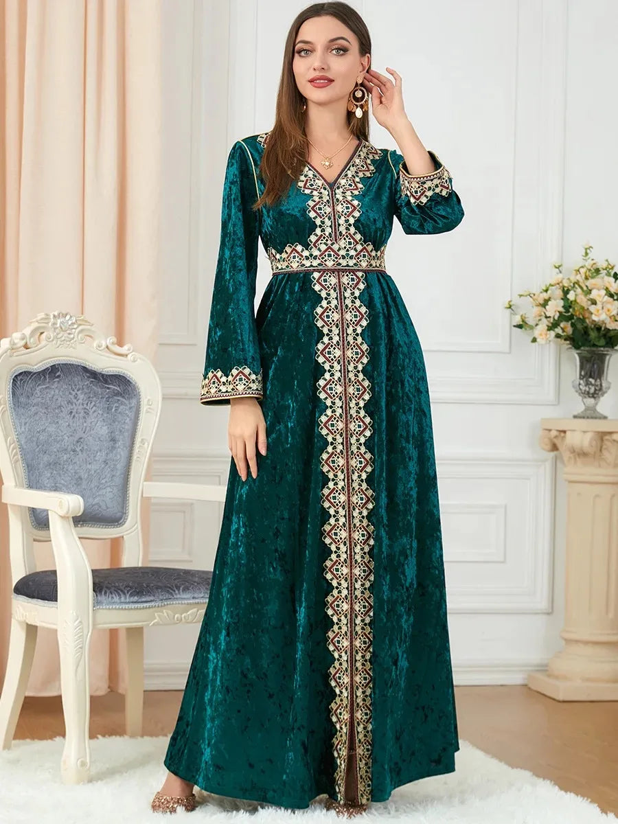 Robe Sofia velours — détail du galon brodé aux motifs géométriques