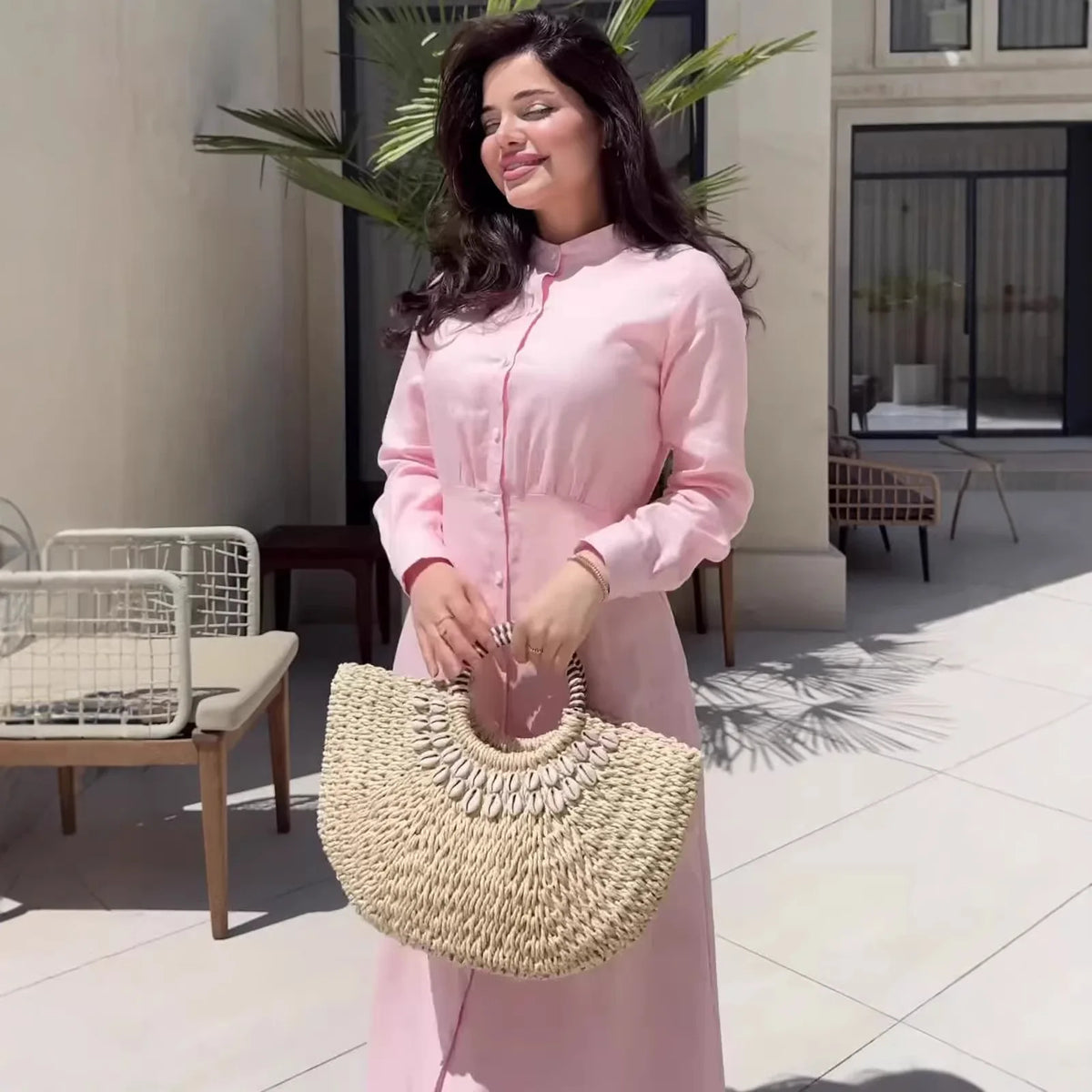 Robe Anissa rose — vue de dos, silhouette allongée et fluide