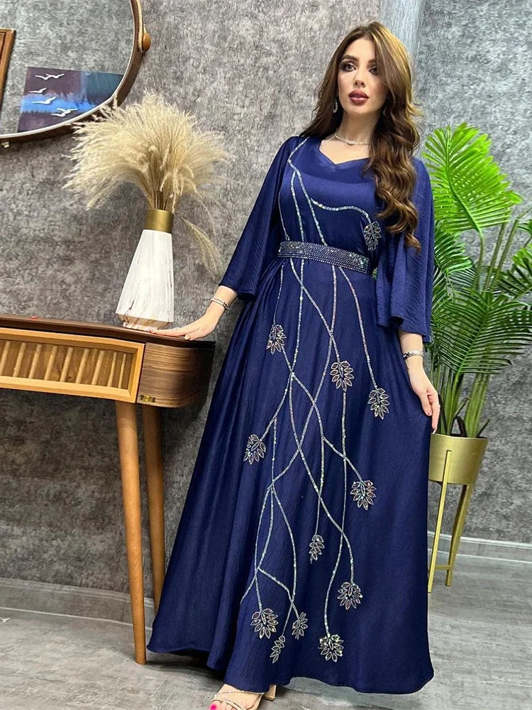 Kaftan Hayat — détail des ornements strass sur le devant et ceinture marquant la taille