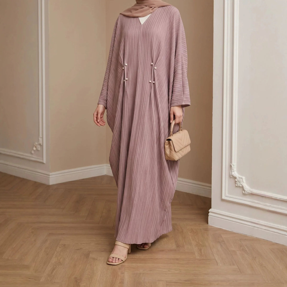 Kaftan Loubna noir — vue de face, plissé vertical et perles nacrées