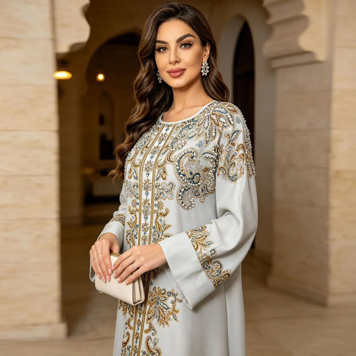 Robe Yousra — détail des manches longues et finitions soignées