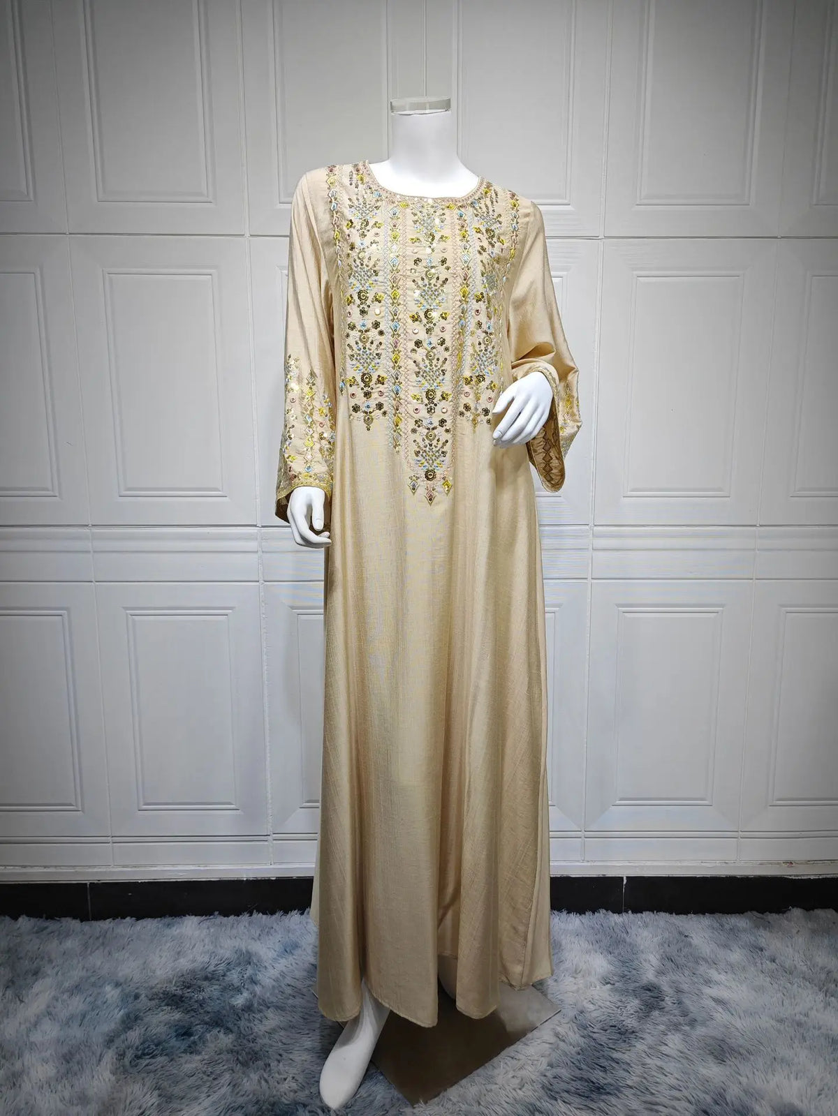 Robe longue Imane — vue de profil, tombe maxi gracieux et manches longues