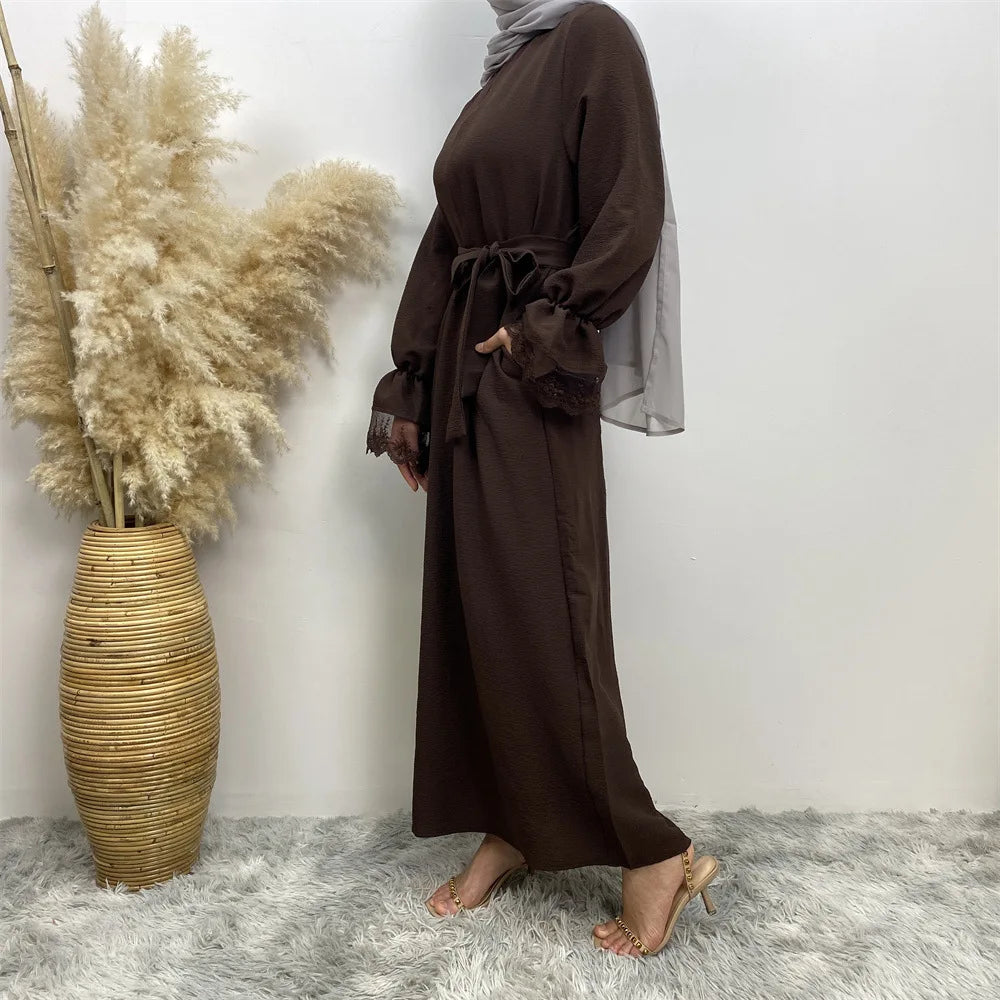 Robe Amel brun — détail de la texture tissée et ornements dentelle