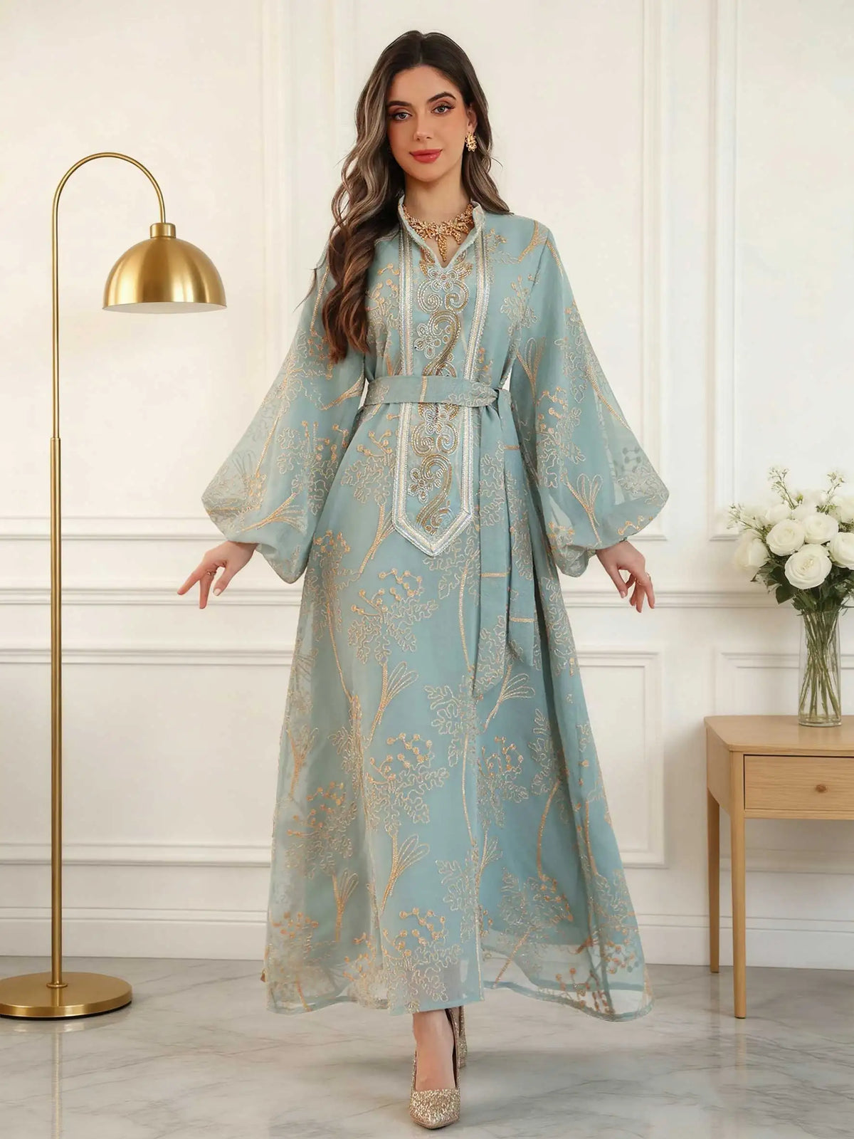 Robe Assia — détail de la broderie florale dorée sur l'encolure