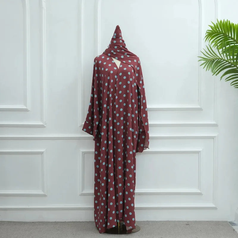 Robe Camelia à pois — vue de face, capuche drapée, coupe longue ample