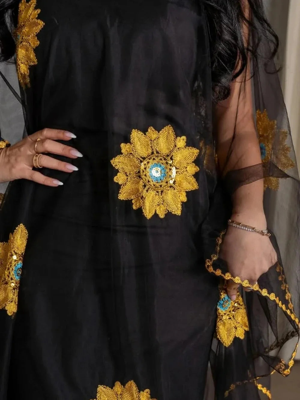 Robe de soirée Farah — détail des finitions et du tomber élégant