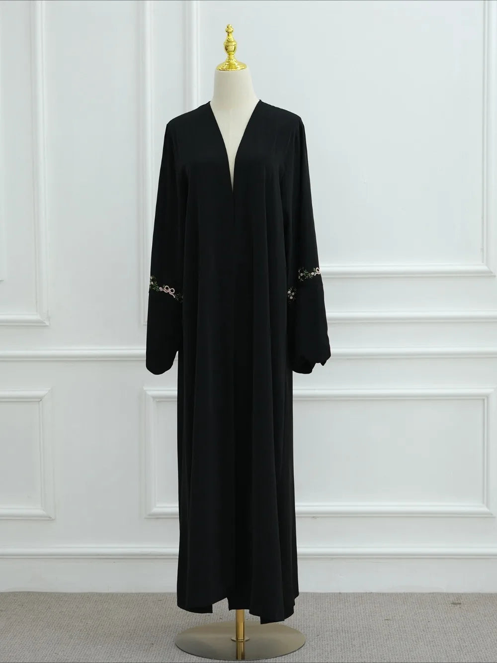 Robe Alya brodée — détail des ornements et finition soignée du devant