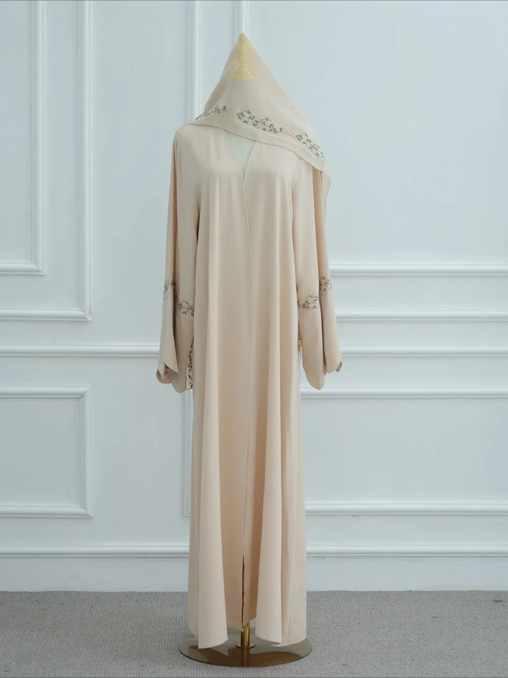 Robe Alya — détail de la matière fluide et de la qualité du tissu