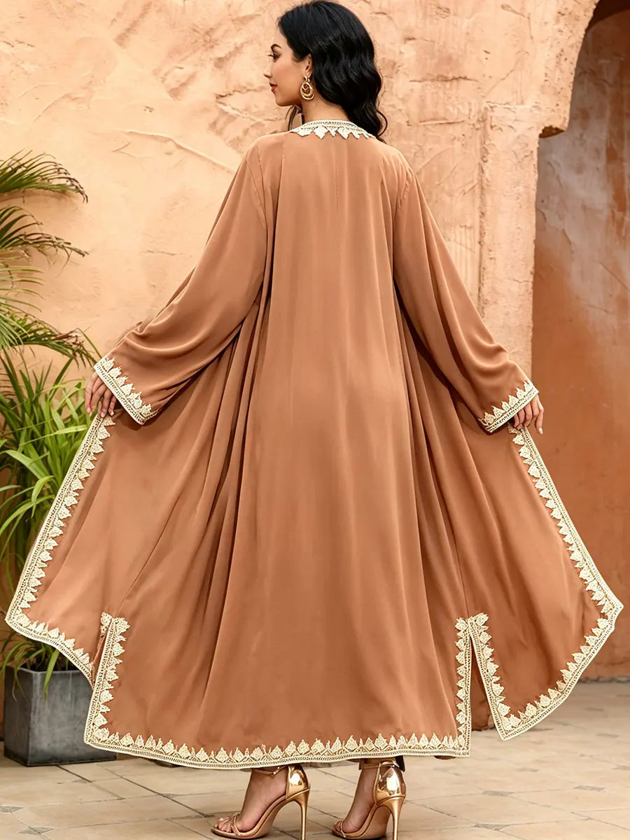 Robe Ilham — détail de la dentelle et des volants structurés