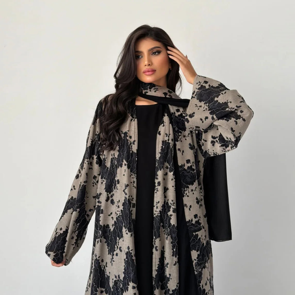 Robe Chaima — détail de la dentelle délicate et du tombé fluide