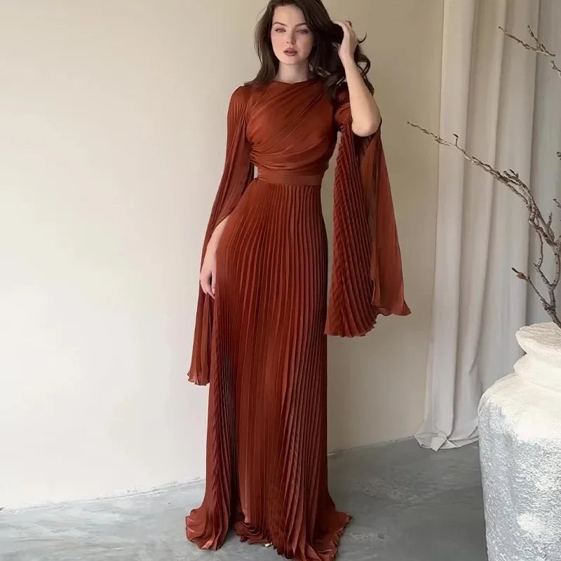 Robe Zahra — détail du col discret et des manches longues