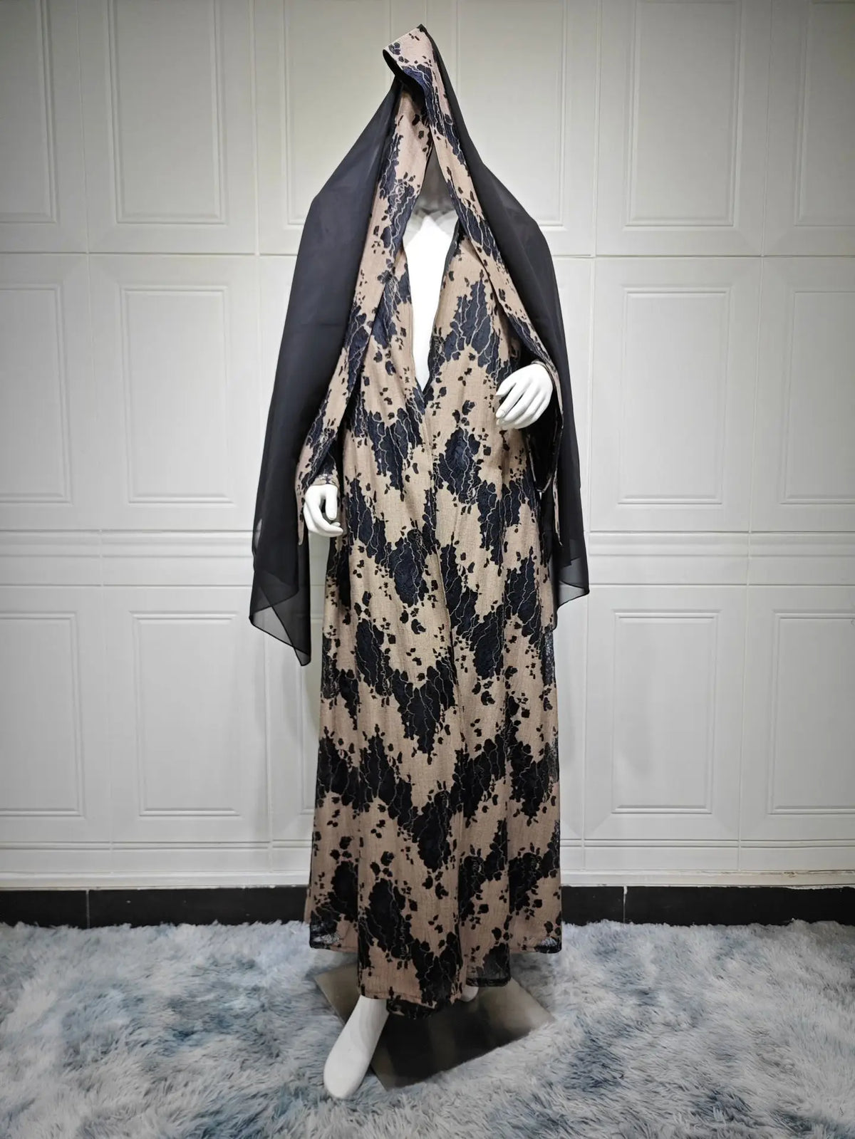 Ensemble Chaima — robe longue fluide noire et cardigan dentelle, vue de face
