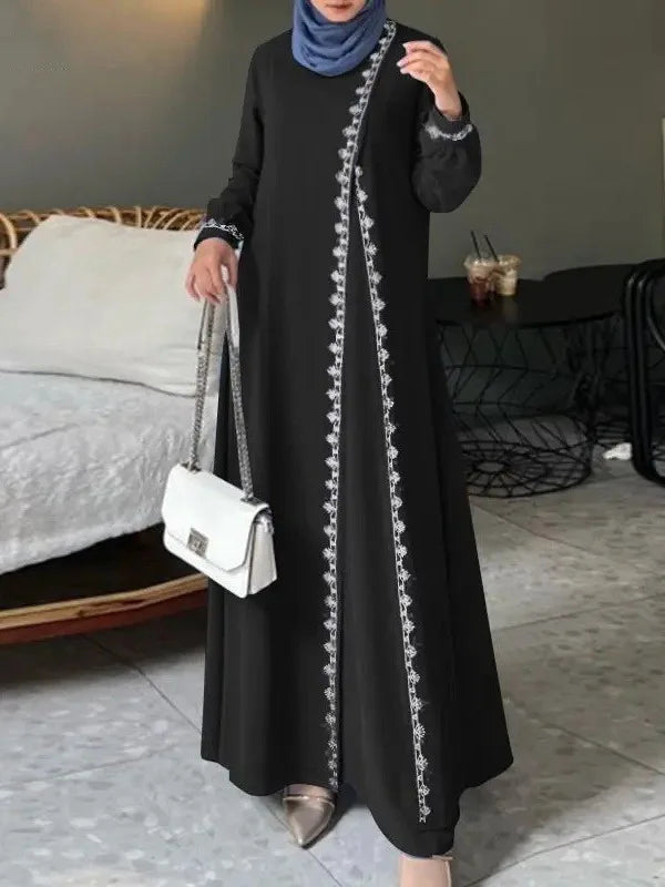 Robe Nour — vue de profil, tombé gracieux sur la silhouette