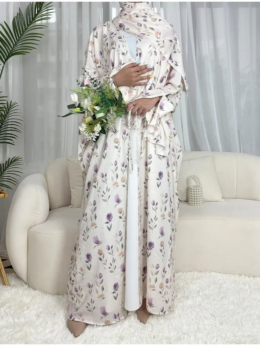 Kaftan Rym motif papillons — silhouette complète, robe aérienne