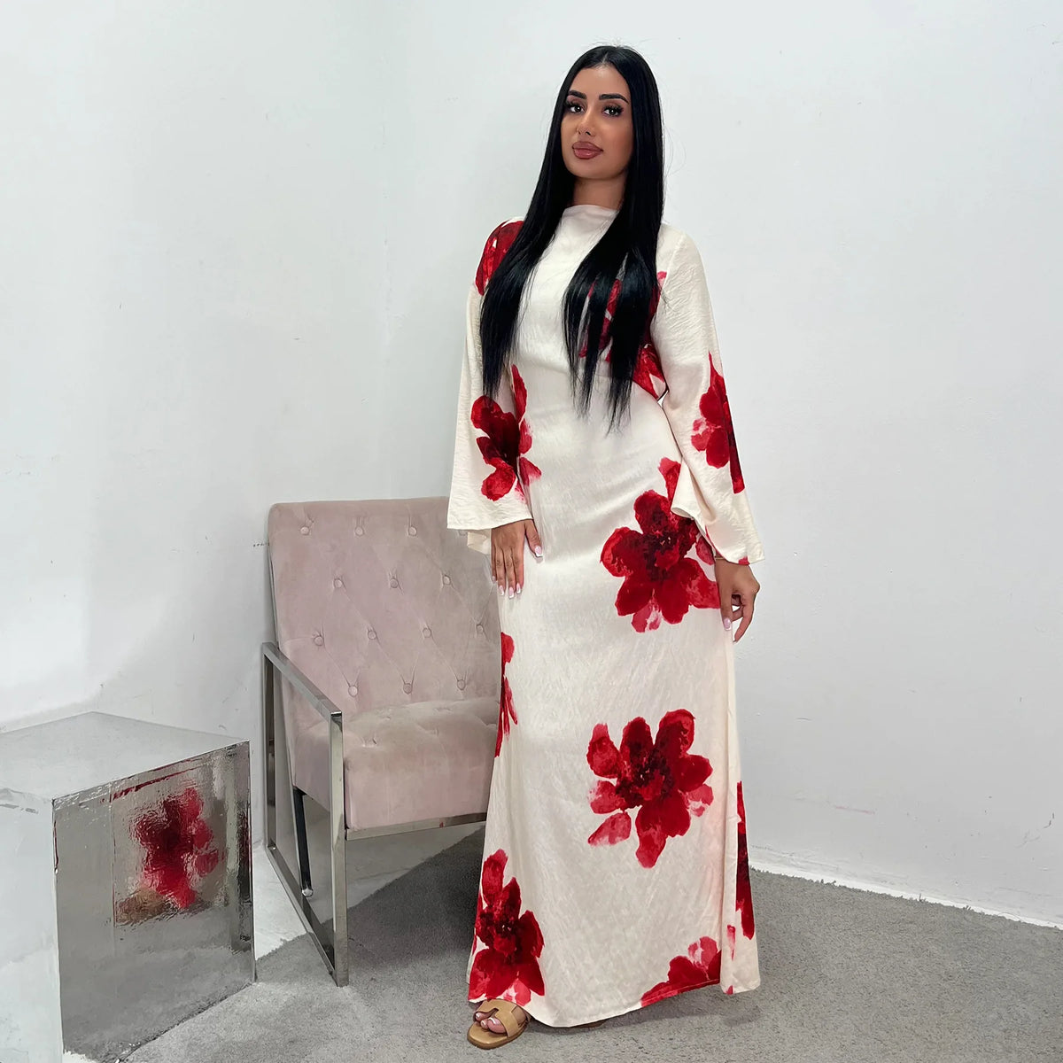 Robe Soraya — vue de face, maxi fluide blanc imprimé floral arabesque