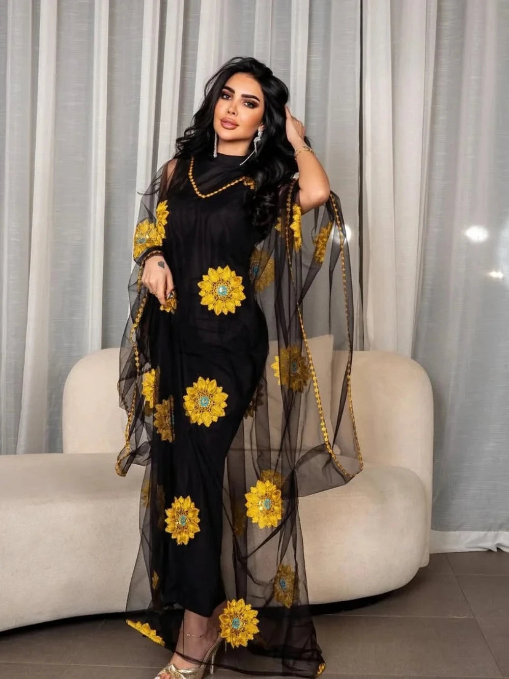 Kaftan Farah noir — vue de profil, coupe fluide et ample