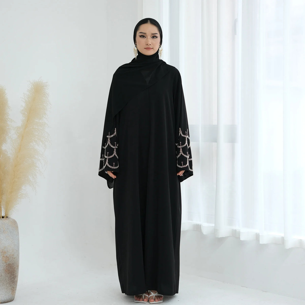 Kaftan Amira noir — vue arrière, silhouette élancée et gracieuse