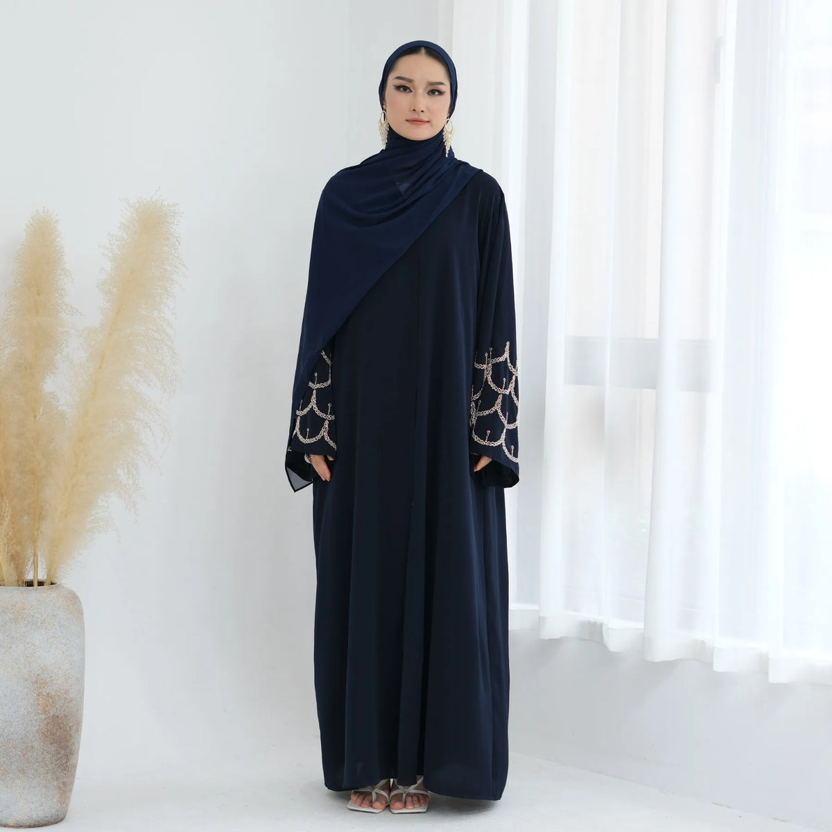 Kaftan Amira bleu — vue de profil, manches longues et tombe épuré