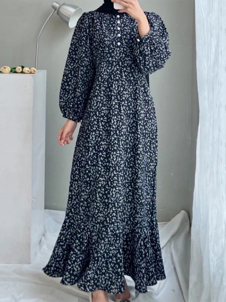 Robe Hind bleu — vue latérale, tombe gracieux et finition volantée