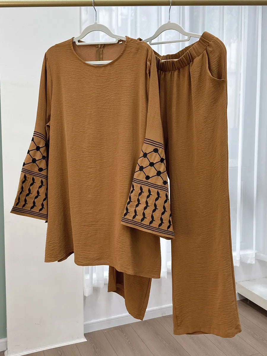 Ensemble Warda — détail des manches et de la finition du haut