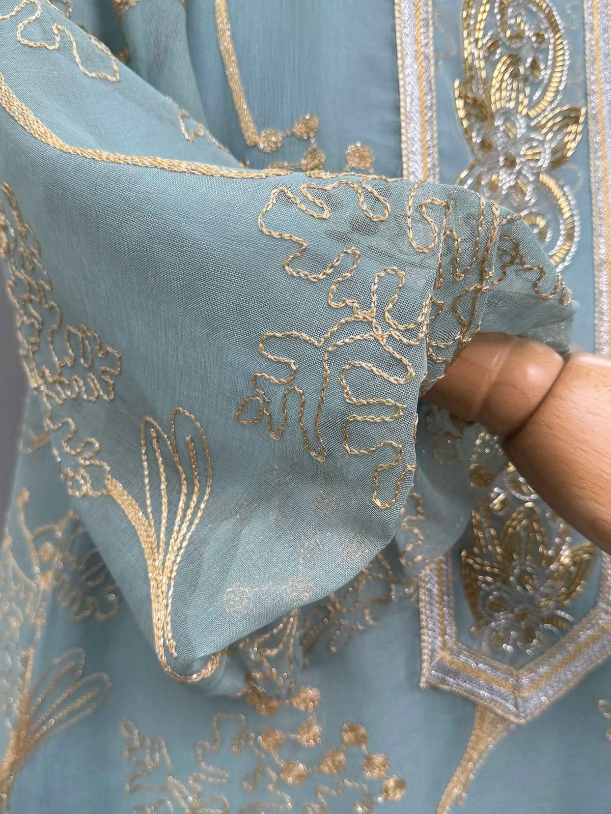 Robe Assia beige — vue complète, broderies dorées précieuses