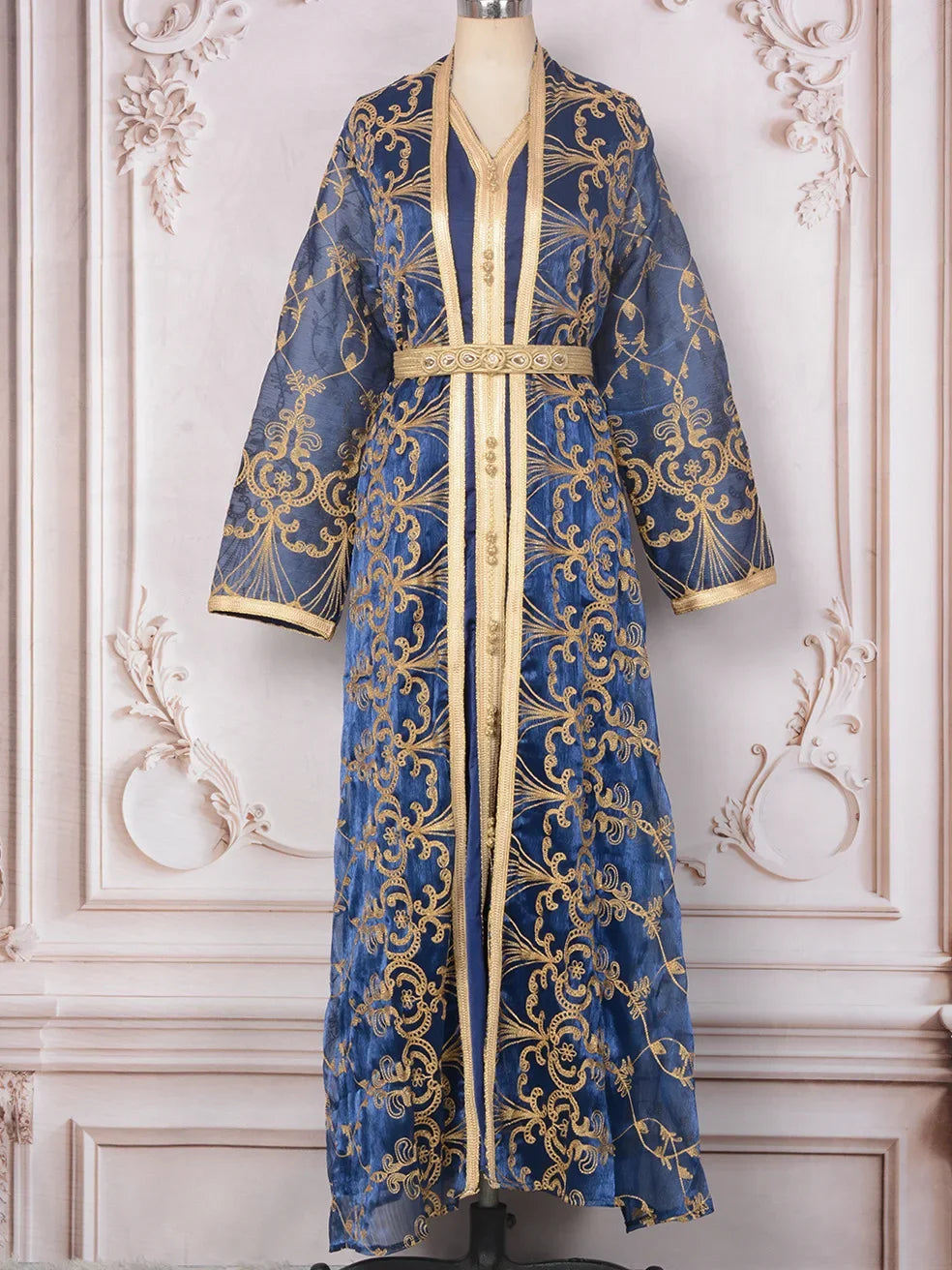 Kaftan brodé Malak — détail des manches et de la finition couvrante