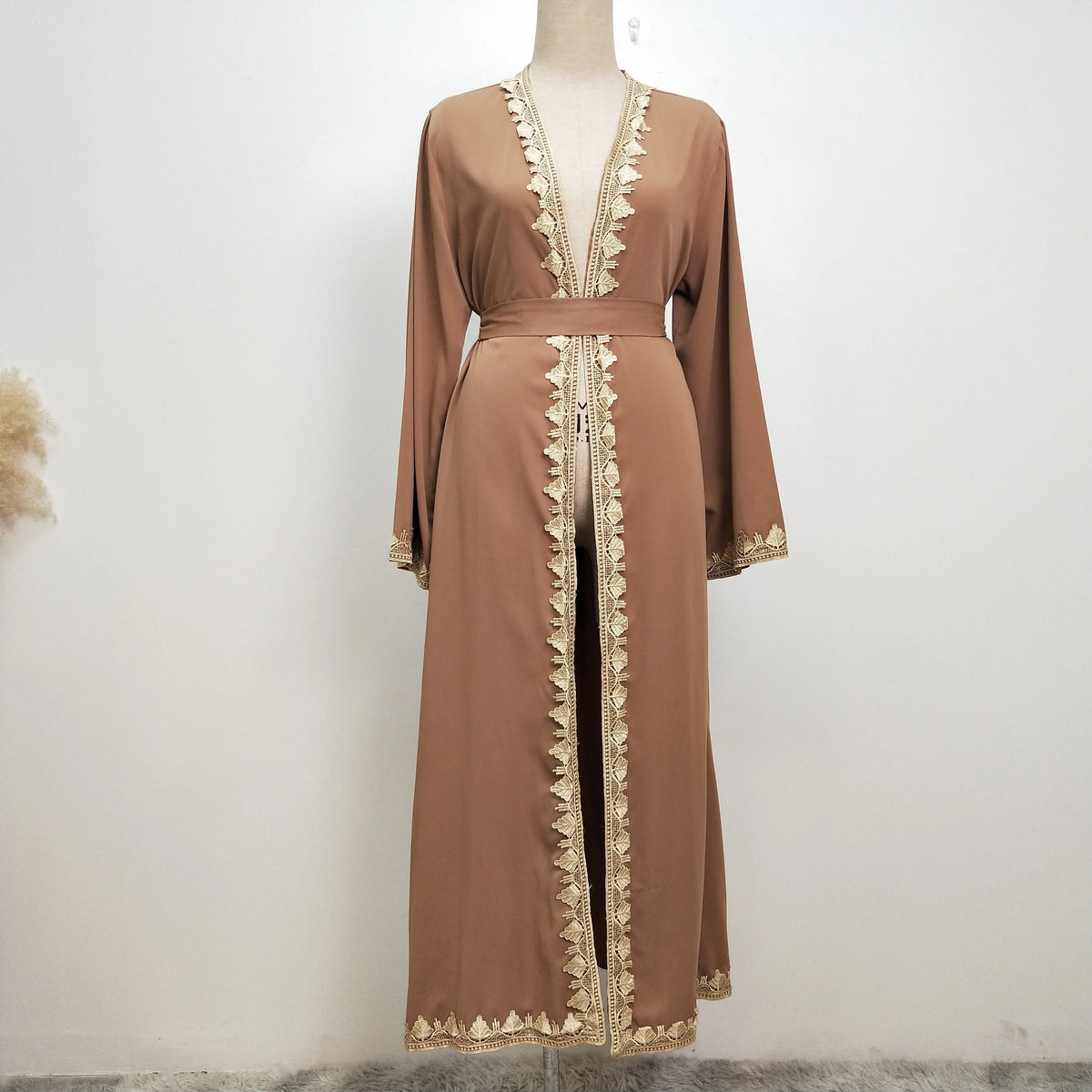 Robe Ilham — détail de l'encolure et de la finition des manches