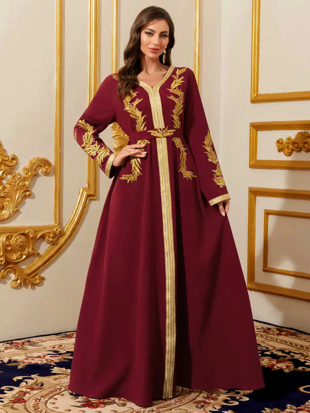 Kaftan Hana bordeaux — vue de face, broderies florales sur encolure et manches