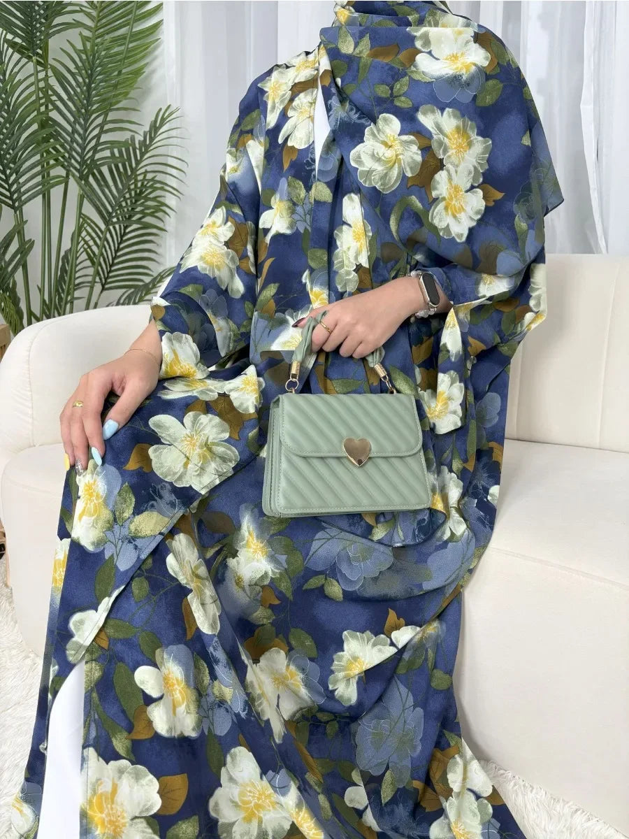 Kaftan Rym bleu — vue de face, robe longue fluide aux motifs floraux
