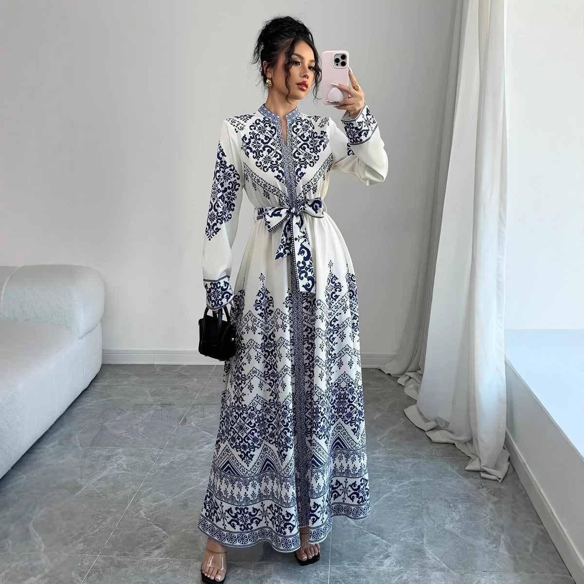 Kaftan Douaa — détail de l'imprimé floral raffiné sur le tissu