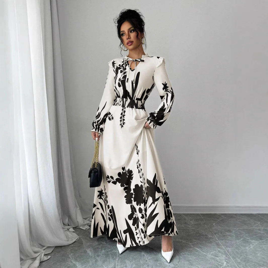 Robe Sabrine noir blanc — vue de profil, tombe fluide et allongé