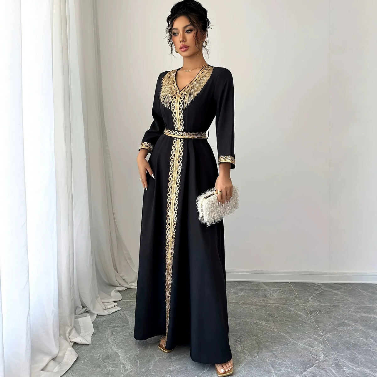 Robe Samira — Vue de profil, tombe maxi gracieux et encolure V raffinée