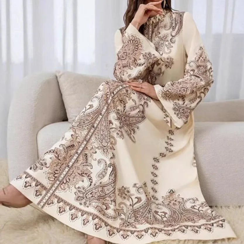 Robe longue Karima — vue de profil, tombé élégant et fluide