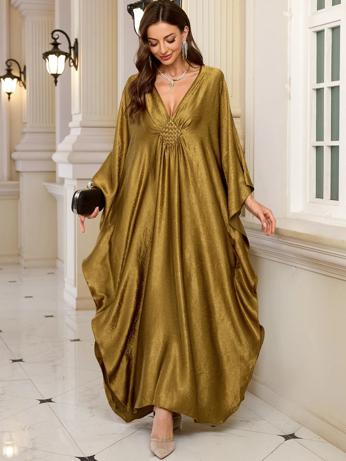 Kaftan Dalia doré — vue arrière, manches papillon et tombe maxi élégant