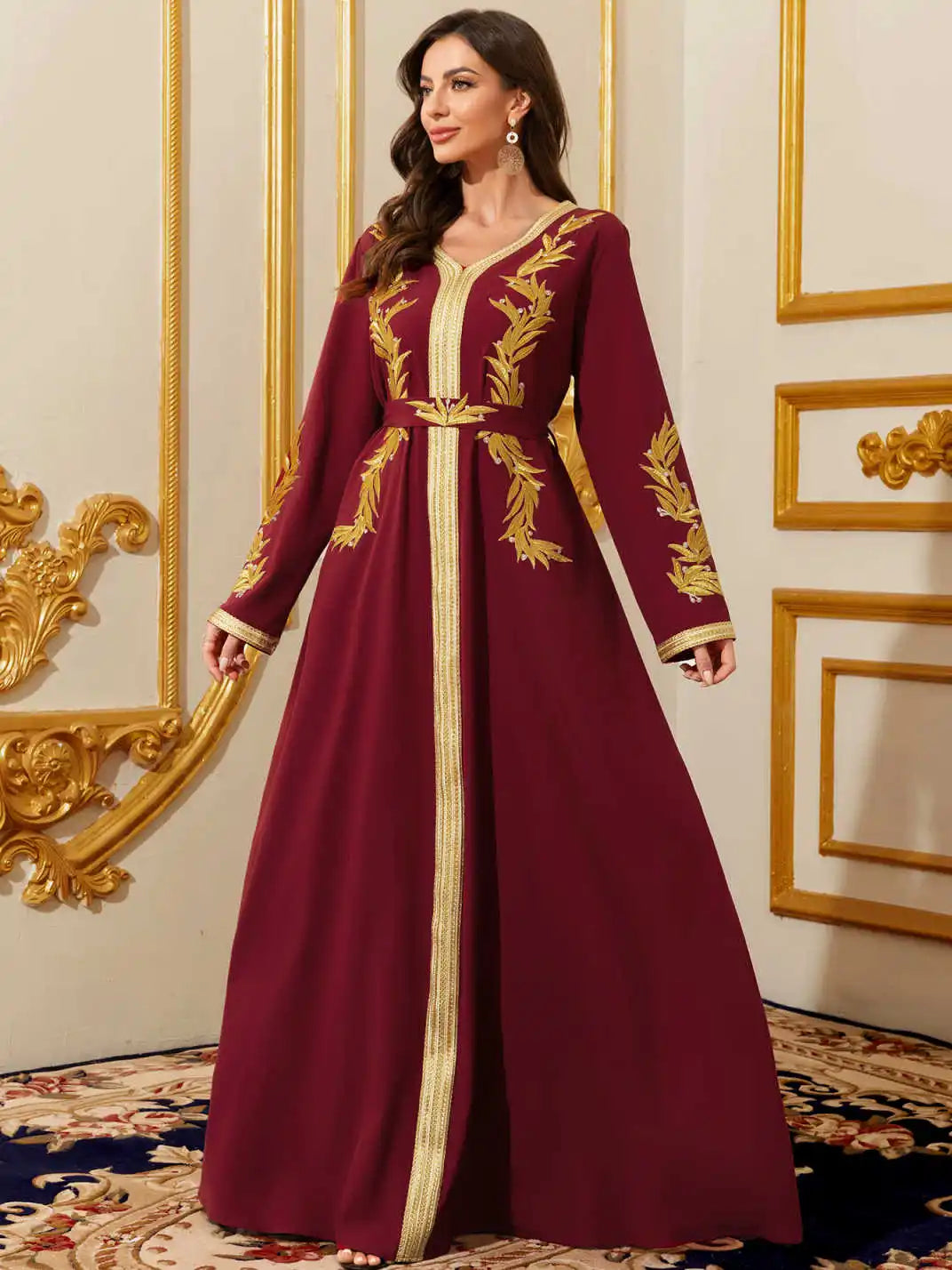 Kaftan Hana bordeaux — vue de profil, silhouette gracieuse et enveloppante