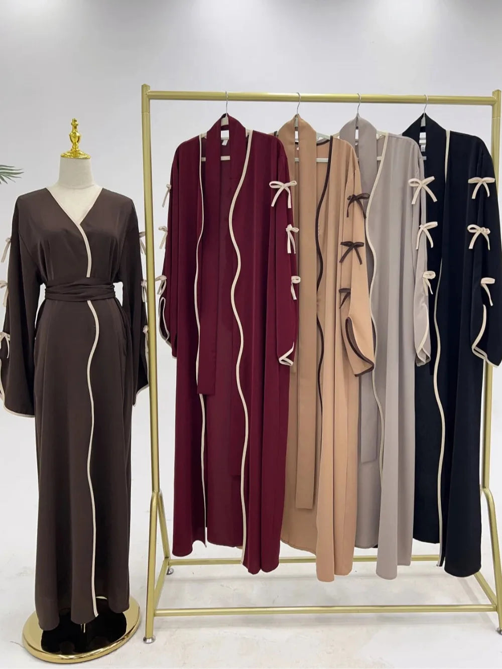 Kaftan Yara — détail de l'ouverture frontale et de la fermeture